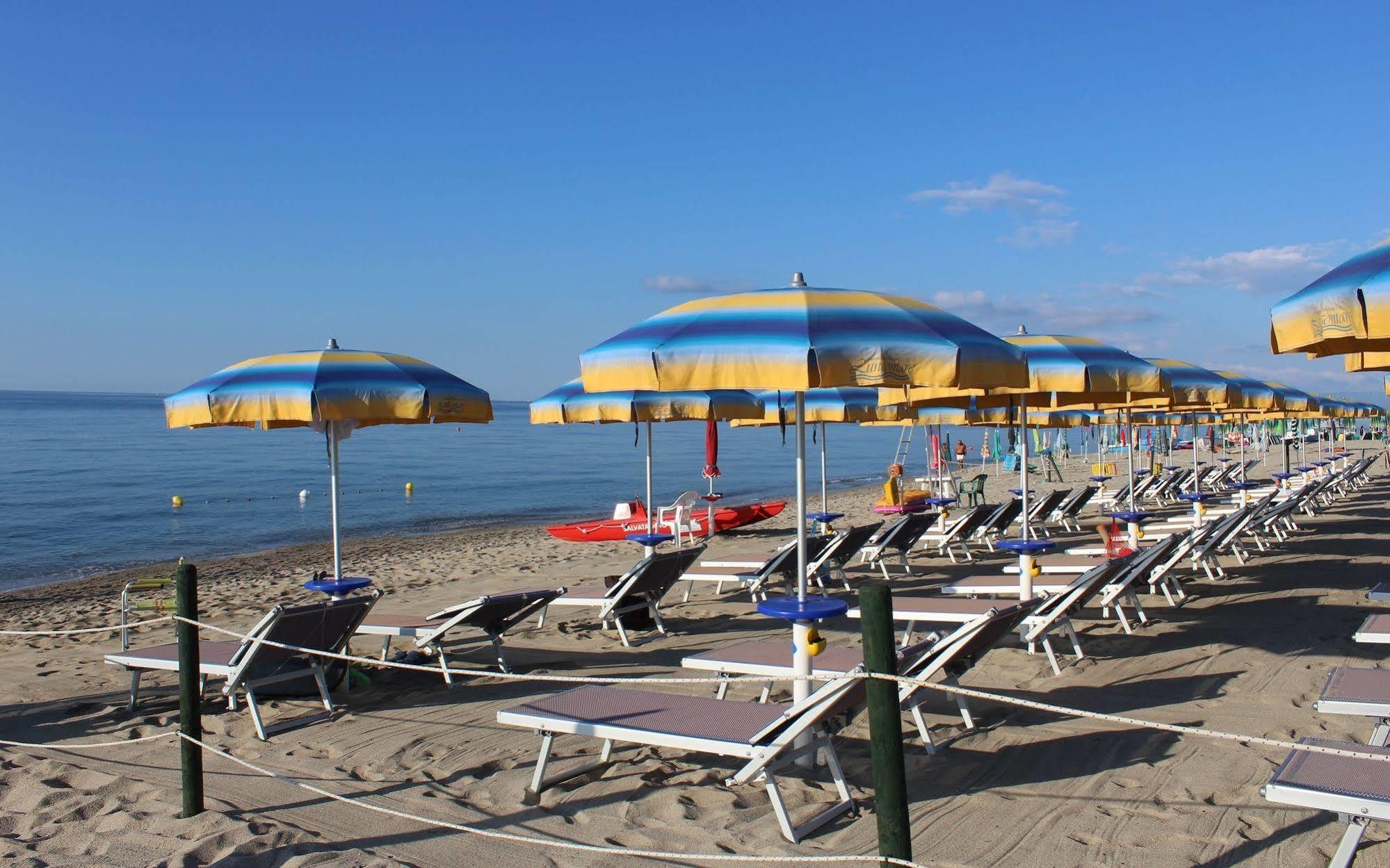 Villaggio Camping Lungomare Кропани Экстерьер фото